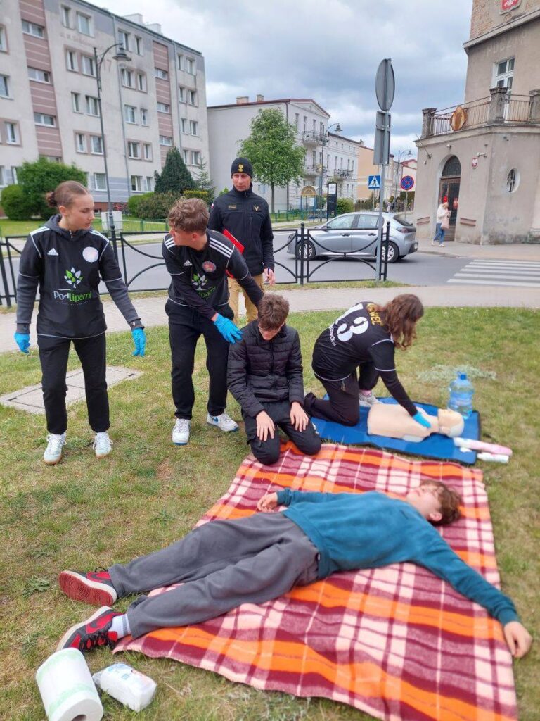 Pierwsza pomoc - nasz młodzież wie, jak to robić młodzież udziela pierwszej pomocy pozorantom podczas zadania w ramach XXXI Mistrzostwach Pierwszej Pomocy zorganizowanych przez Polski Czerwony Krzyż, oddział w Działdowie