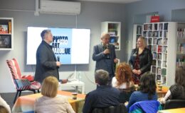stoją trzy osoby Krzysztof Jabłonowski, Bogdan Sarwiński i Justyna Lytvyn podczas wernisażu wystawy "Art dialog"w Miejskiej Bibliotece Publicznej w Działdowie