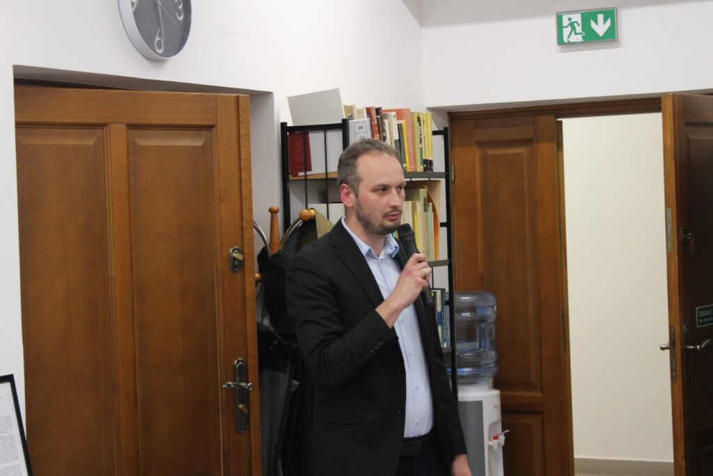 Krzysztof Siemianowski podczas spotkania w mławskiej bibliotece