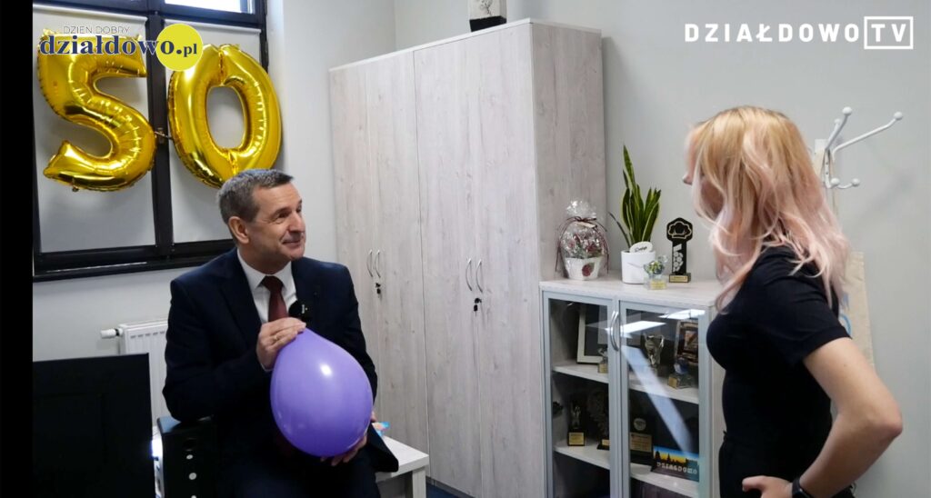 Jubileuszu 50. lecia MDK. Zaprasza wszystkich do wspólnego świętowania kadr z filmu zapraszającego na Jubileuszu 50. lecia MDK, widać mężczyznę i kobietę w pomieszczeniu