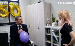 kadr z filmu zapraszającego na Jubileuszu 50. lecia MDK, widać mężczyznę i kobietę w pomieszczeniu