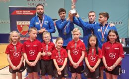 zawodnicy Dekorglass Działdowo - zdobywcy Pucharu Polski (z pucharem) i dzieci, wszyscy stoją w hali sportowej / fot. Dekorglass Działdowo