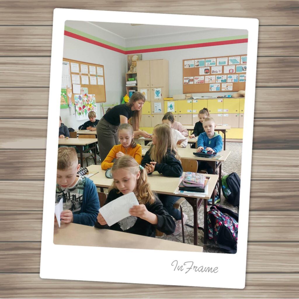 Bibliotekarka Aleksandra Cybulska opowiadała o magii czytania książek pani bibliotekarka i dzieci siedzące w ławkach