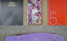 znalezione przedmioty: telefon, deskorolka i Pismo Święte?  / fot. policja