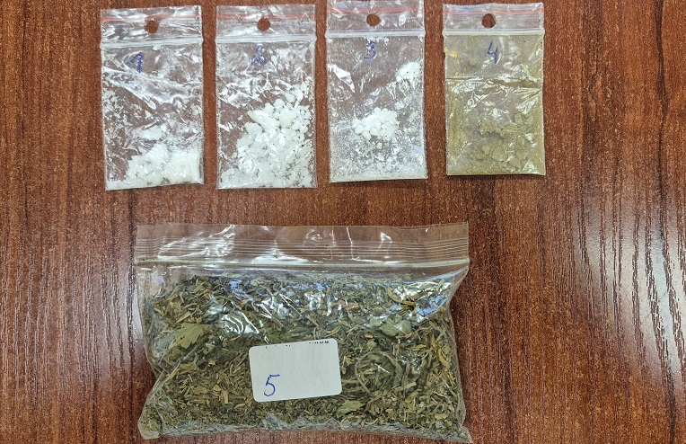 Marihuana, amfetamina i haszysz nie trafia na rynek znalezione przez działdowskich policjantów narkotyki /fot. policja
