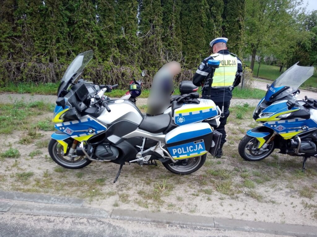 Akcja "Jednoślad" - policja skontrolowała 34 kierowców policjant i dwa policyjne motocykle podczas akcji "Jednoślad" / fot. policja