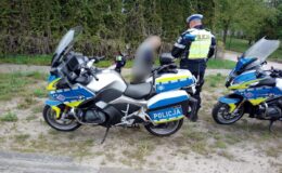 policjant i dwa policyjne motocykle podczas akcji "Jednoślad" / fot. policja