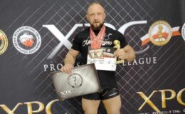 Aspirant Cezary Urbaniak na zawodach siłaczy