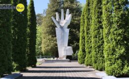 pomnik w lasku komornicki, przedstawiający dłoń