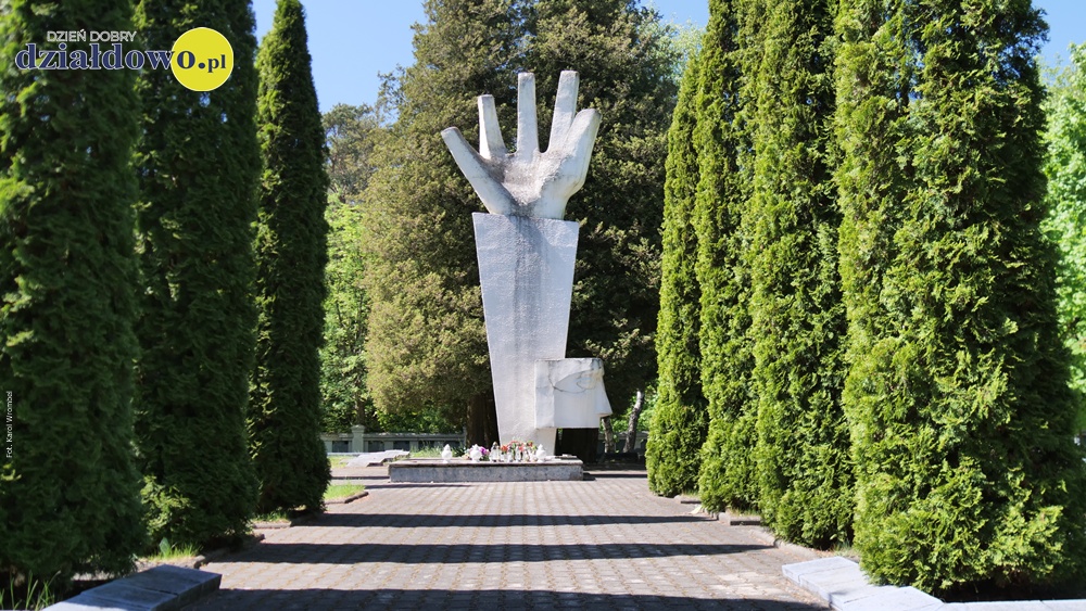 KARTKA Z KALENDARZA. 9 maja 1965 r. Odsłonięcie pomnika Ofiar Hitleryzmu na Górze Komornickiej pomnik w lasku komornicki, przedstawiający dłoń