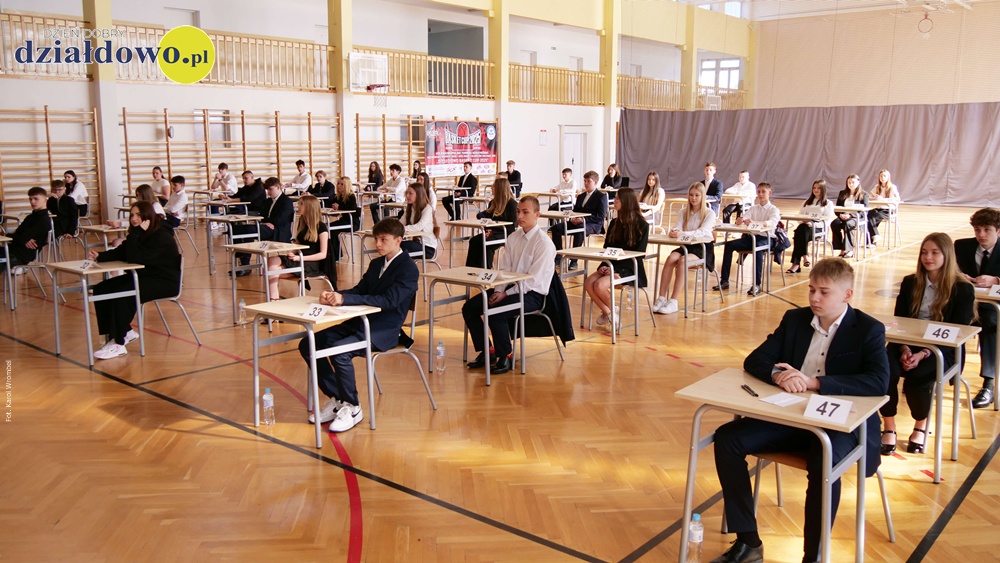 Trzymamy kciuki za ósmoklasistów uczniowie siedzący w ławkach w sali gimnastycznej Szkoły Podstawowej nr 4 tuż przed rozpoczęciem egzaminu z języka polskiego