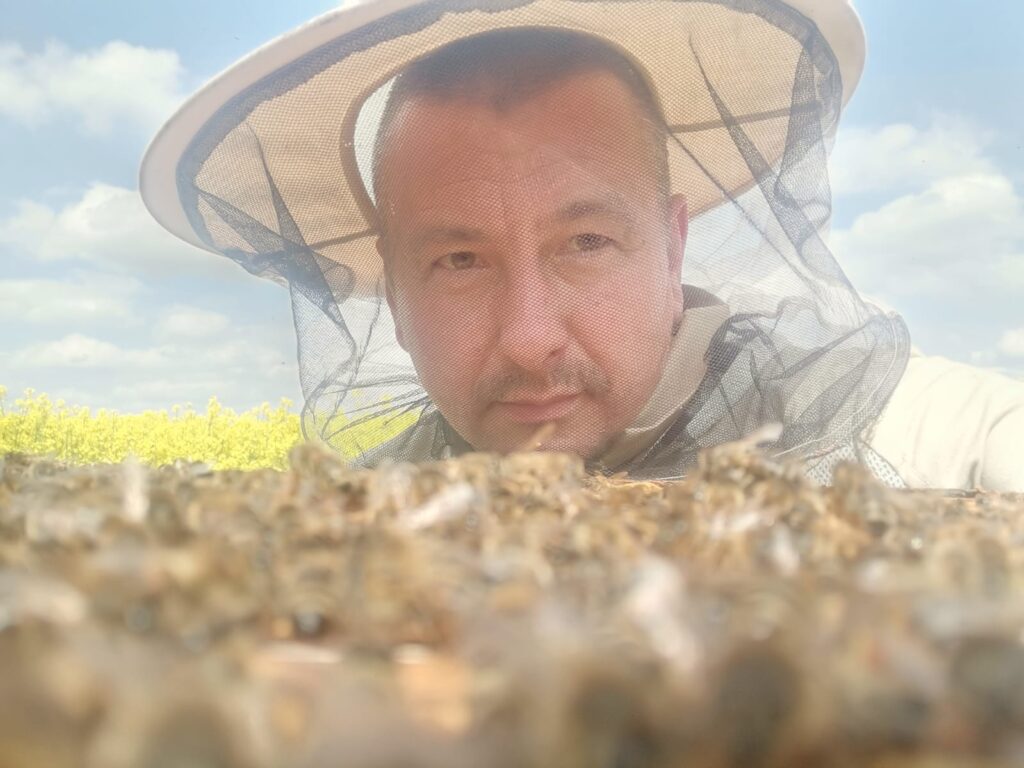 Życzenia od Pawła Świątka z okazji Światowego Dnia Pszczół Paweł Światek, prezes Rejonowego Koła Pszczelarzy w Działdowie