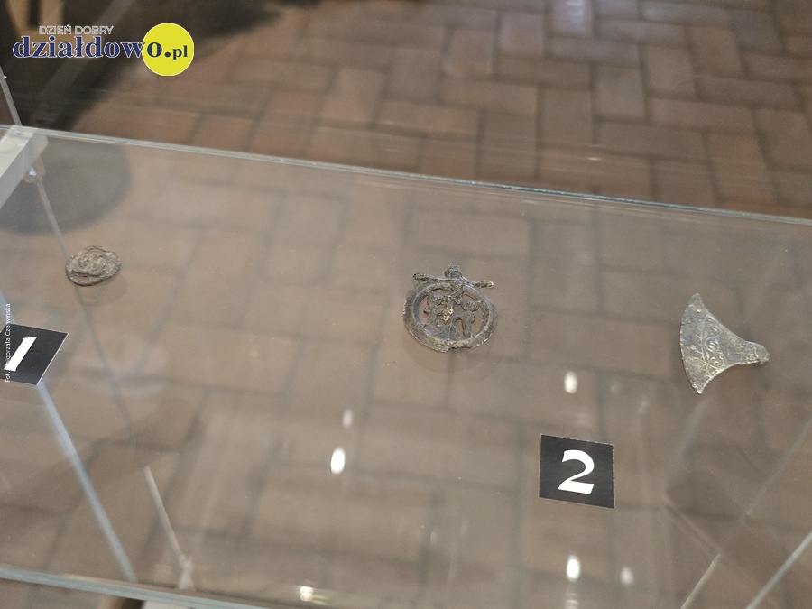 „Zabytek miesiąca” – plakietki pielgrzymie plakietki pielgrzymie w gablocie muzealnej
