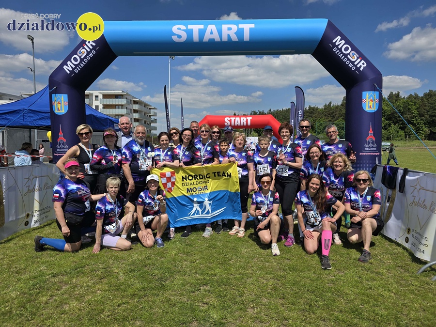 Grand Prix Cross Polski w Działdowie grupa osób pozuje do pamiątkowej fotografii