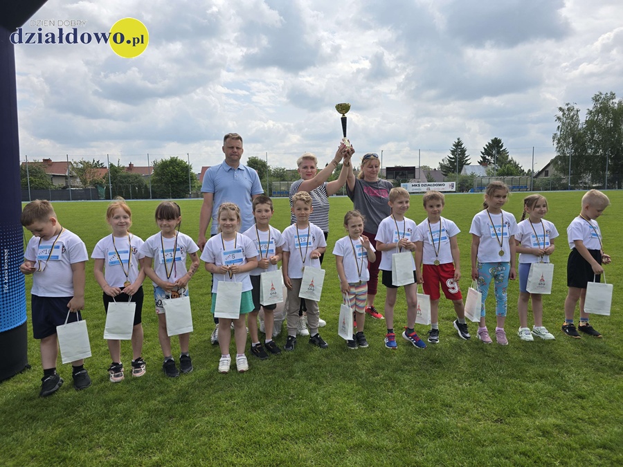 Działdowska Olimpiada Przedszkolaków 2025 - tak rywalizowali najmłodsi pamiątkowa fotografia zwycięskiej drużyny z Przedszkola nr 4 w Działdowie