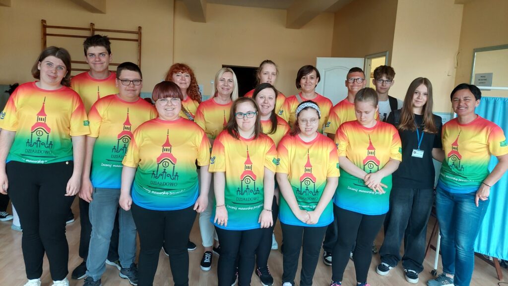 Wspólne przezywanie tańca "W Rytmie Serca" pamiątkowa fotografia uczestników Konkursu Tańca „W Rytmie Serca” reprezentujących Działdowo