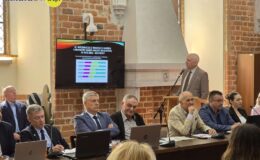Burmistrz Grzegorz Mrowiński jednogłośnie z votum zaufania i absolutorium