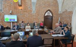 Burmistrz Grzegorz Mrowiński jednogłośnie z votum zaufania i absolutorium