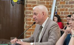 Burmistrz Grzegorz Mrowiński jednogłośnie z votum zaufania i absolutorium
