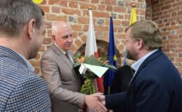 Burmistrz Grzegorz Mrowiński jednogłośnie z votum zaufania i absolutorium