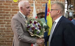 Burmistrz Grzegorz Mrowiński jednogłośnie z votum zaufania i absolutorium