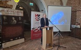 jeden z prelegentów przemawia przez mikrofon podczas konferencji „Hitlerowskie i sowieckie zbrodnie na Ziemi Działdowskiej 1939-1945”, która odbyła się w Muzeum Pogranicza