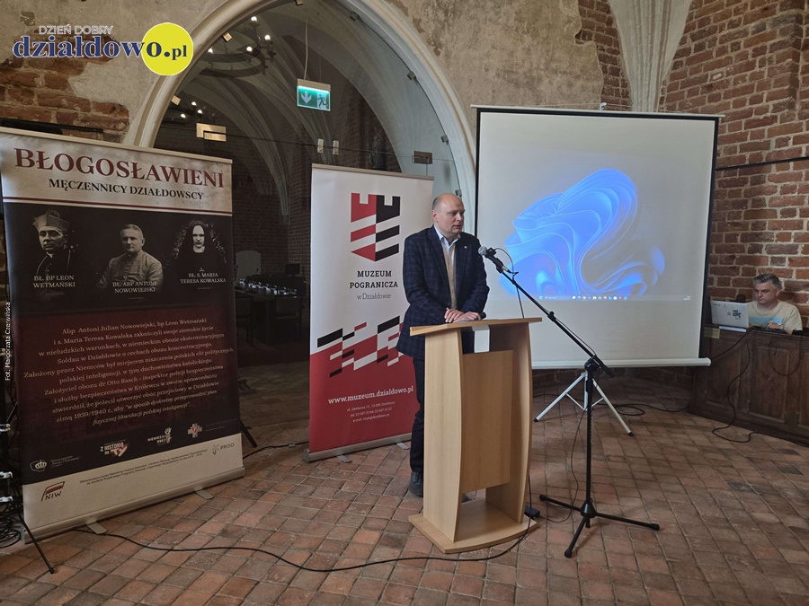 „Hitlerowskie i sowieckie zbrodnie na Ziemi Działdowskiej 1939-1945” - konferencja historyczna w Muzeum Pogranicza jeden z prelegentów przemawia przez mikrofon podczas konferencji „Hitlerowskie i sowieckie zbrodnie na Ziemi Działdowskiej 1939-1945”, która odbyła się w Muzeum Pogranicza