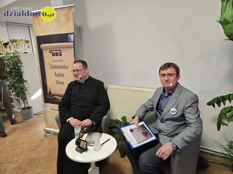 „Wszędobylny” ks. Dawid Galanciak „W zmowie z ciszą” w Burkacie poeta ks. Dawid Galanciak i prowadzący spotkanie Piotr Kozikowski podczas promocji tomiku wierszy "W zmowie z ciszą" w bibliotece w Burkacie