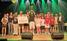 zwycięska drużyna z SP nr 1 wraz z burmistrzem, pomysłodawcą wydarzenia, dyrektorem MOSiR, dyrekcją szkoły, nauczycielami, pozują do pamiątkowej fotografii z pucharem przechodnim i czekiem