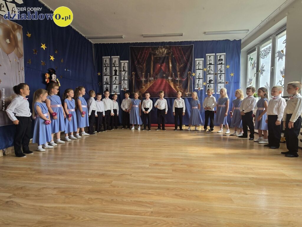 przedszkolaki stoją podczas występów w sali przedszkolnej