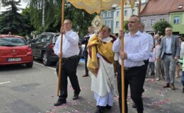 Procesja Bożego Ciała. Parafia pw. Podwyższenia Krzyża Świętego w Działdowie