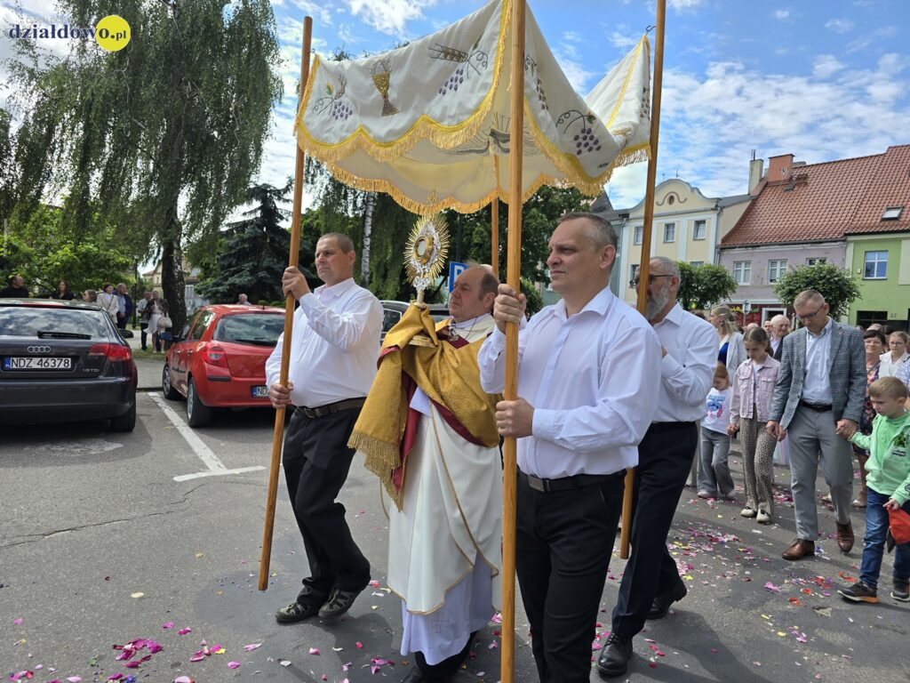 ksiądz proboszcz Stanisław Kadziński niesie monstrancję