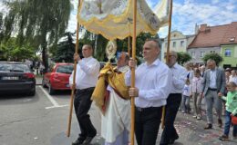 ksiądz proboszcz Stanisław Kadziński niesie monstrancję