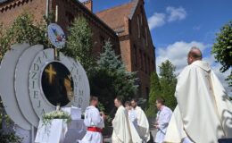 Procesja Bożego Ciała. Parafia pw. Podwyższenia Krzyża Świętego w Działdowie