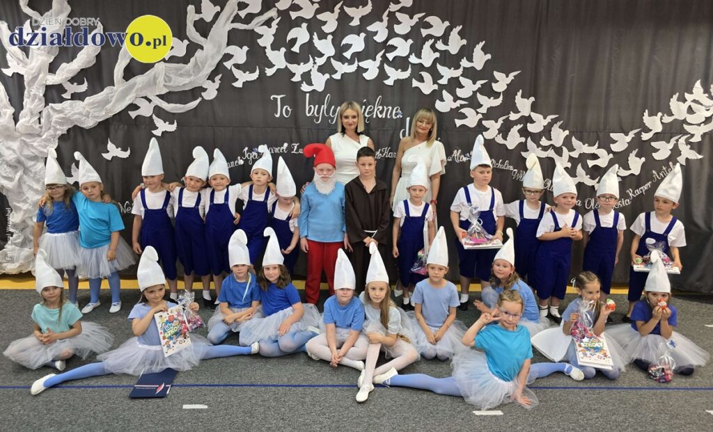 "Smerfy" pożegnały przedszkole nym ostatnia pamiątkowa fotografia grupy „Smerfów” ze swoimi paniami