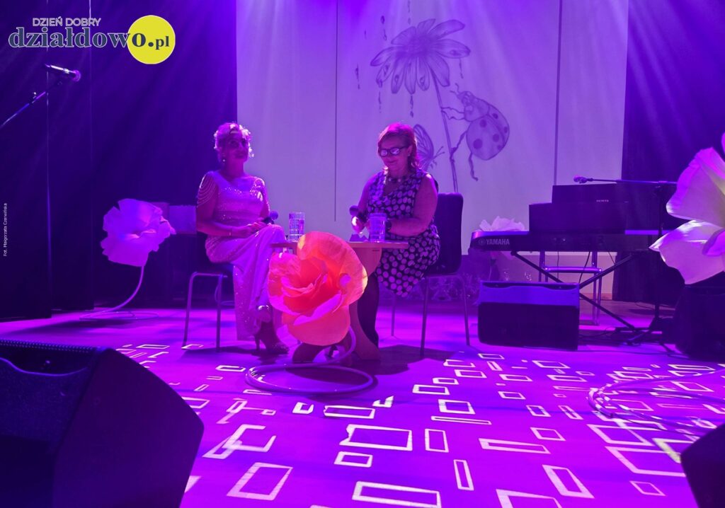 „Druga strona życia” - promocja tomiku poezji Marleny Idzikowskiej-Korpusik autorka wierszy Marlena Idzikowska-Korpusik i prowadząca spotkanie Renata Buczyńska, na scenie MDK w Działdowie, obie panie siedzą