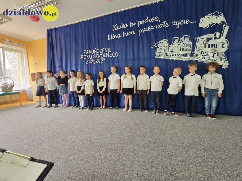przedszkolaki podczas występów w sali przedszkolnej