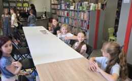 rupa dzieci w MBP tuż przed rozpoczęciem zajęć plastycznych pierwszego dnia "Wakacji w bibliotece"
