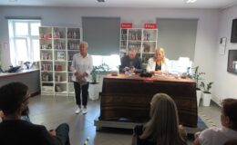 „Teatr przy stoliku” – to było spotkanie z humorem i hipnozą