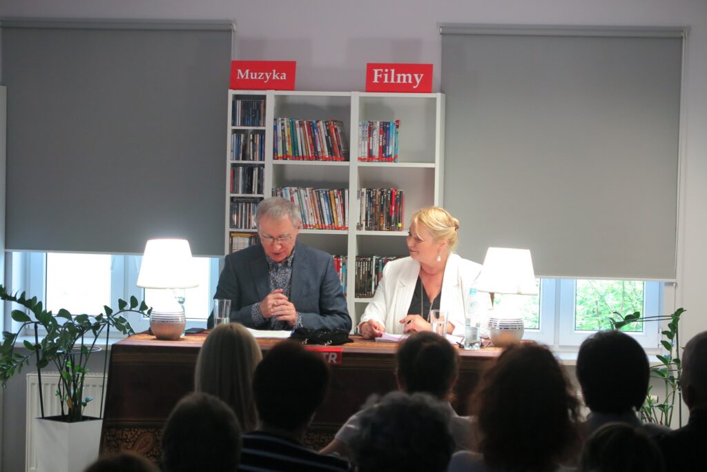 dwójka aktorów w sztuce "Hipnoza" prezentowanej w Miejskiej bibliotece Publicznej w Działdowie