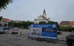 mobilny billboard PCPR informujący o poszukiwaniu kandydatów na rodziny zastępcze