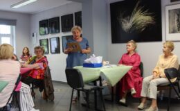 osoby siedzące przy stoliku w Miejskiej Bibliotece Publicznej w ramach wydarzenia "Poezja kameralnie"