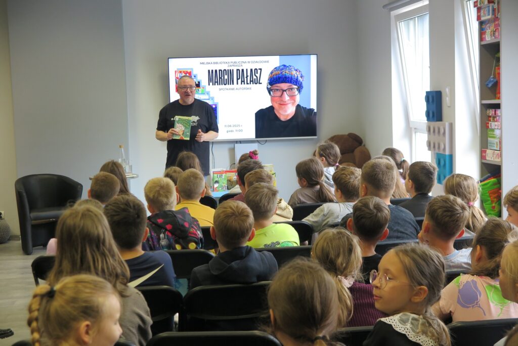 „Słowa niosą uśmiech” - spotkanie z pisarzem Marcinem Pałaszem Marcin Pałasz podczas spotkania autorskiego z dziećmi w MBP w Działdowie