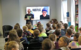 Marcin Pałasz podczas spotkania autorskiego z dziećmi w MBP w Działdowie