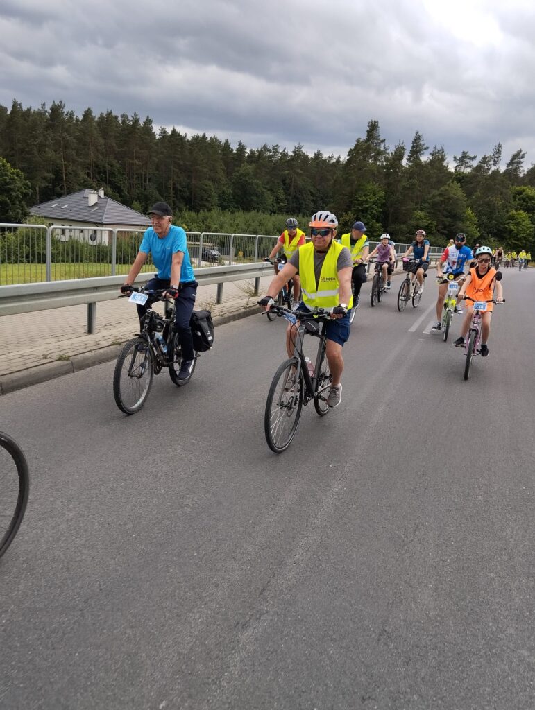 Rodzinny Rajd Rowerowy 2025 - udział wzięło ponad 200 cyklistów rowerzyści jadący podczas Rodzinnego Rajdu Rowerowego 2025, organizowanego przez MOSiR