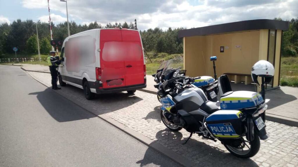 (Na zdjęciu głównym widać policjanta kontrolującego ciężarówkę /fot. policja)