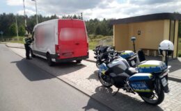 (Na zdjęciu głównym widać policjanta kontrolującego ciężarówkę /fot. policja)