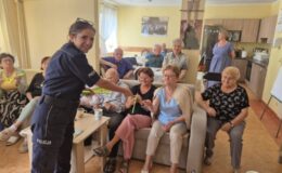 „Stop włamaniom do domów” – policjantki ostrzegają seniorów
