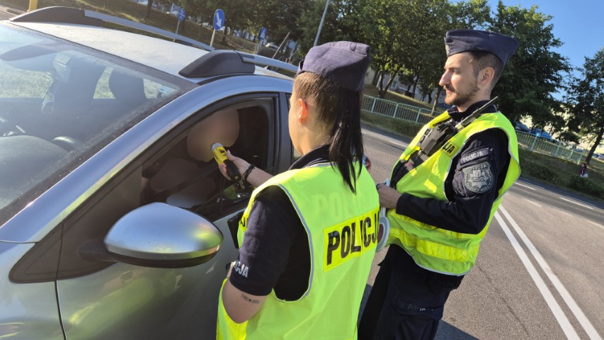 Akcja "Trzeźwość" na naszych drogach dwoje policjantów na drodze