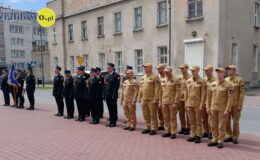 strażacy stoją przed budynkiem KPPSP w Działdowie podczas uroczystości Dnia Strażaka